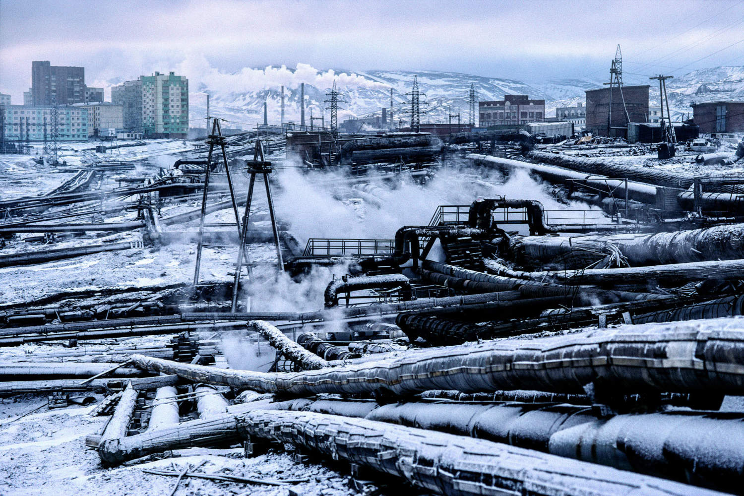 Трубы зимой. Теплотрасса в Норильске. Сибирь Норильск. Талнах теплосети. Норильск трубы.